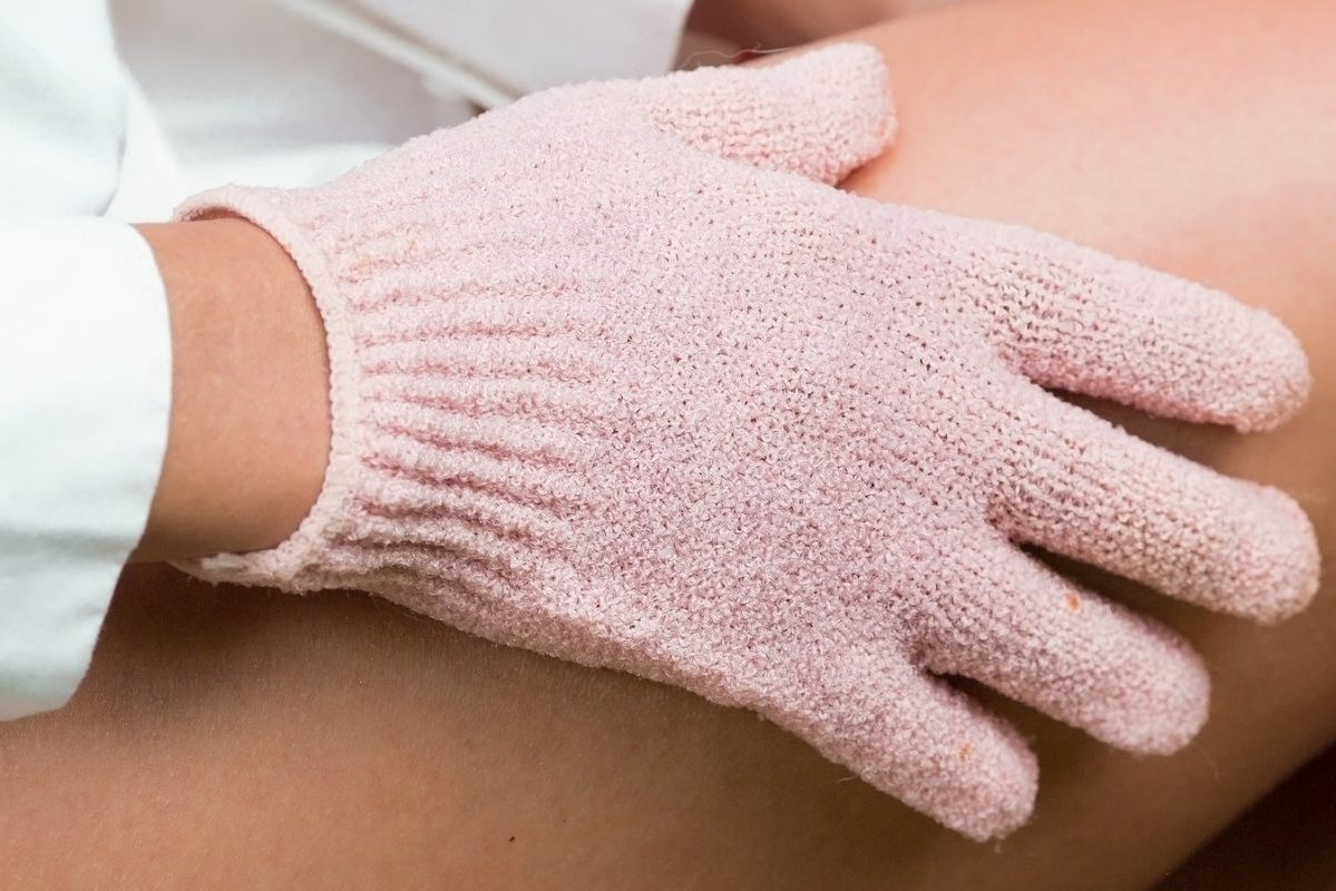 What are Exfoliating Gloves, and Should You be Using Them?