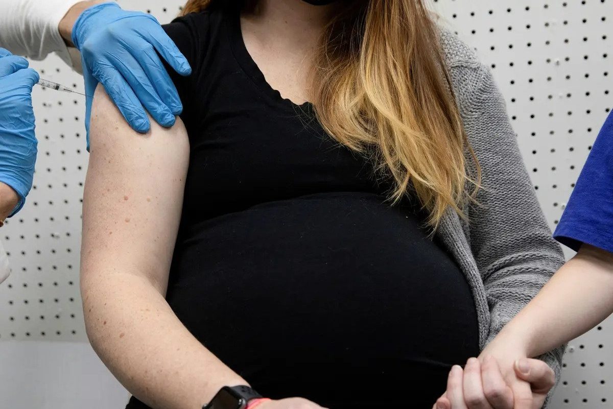 CDC Urges Pregnant Women to Get COVID-19 Vaccine as Deaths Hit New Record